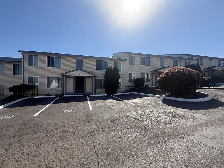 Apartment in West Salem near banks, shopping areas, bus lines, and downtown! ~ Colonial — Photo 77