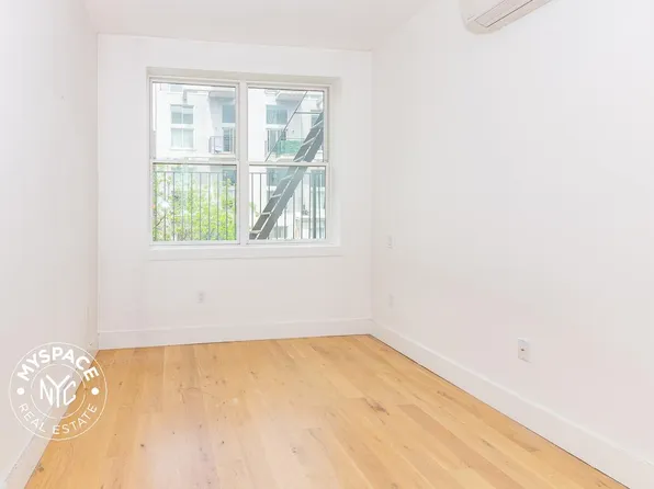 87 Montrose Avenue image 8 of 9