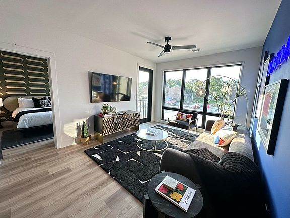5th image of 303 31st Ave N #506