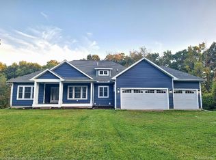 9011 Timber Ln, Whitmore Lake, MI 48189