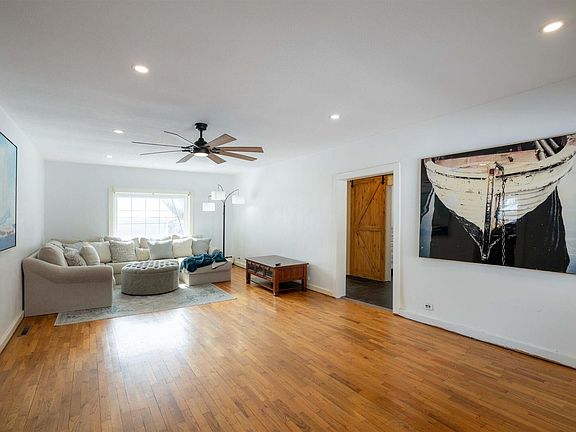 5th image of 811 W Grand Ave