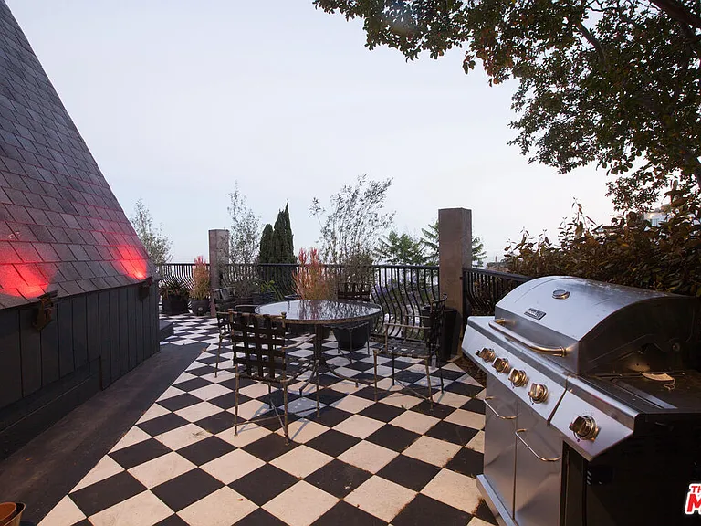 2144 Sunset Plaza Dr — Photo 41
