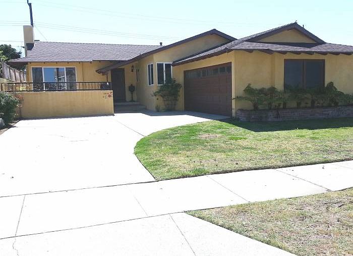 Nice Curb Appeal w/Smooth