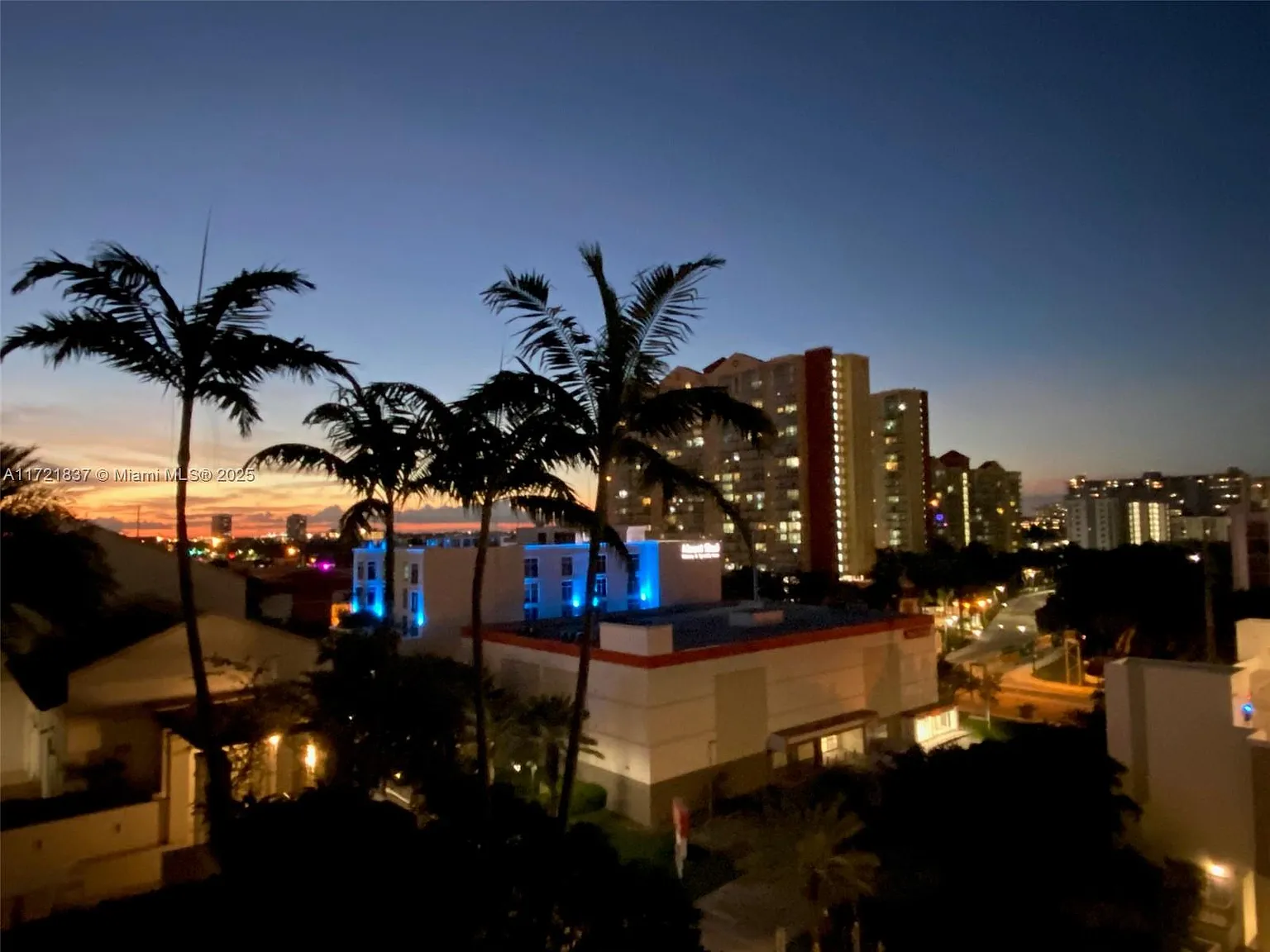 Parque Towers Condo — Photo 2