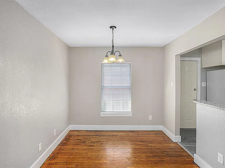 2533 Warren Ave — Photo 5