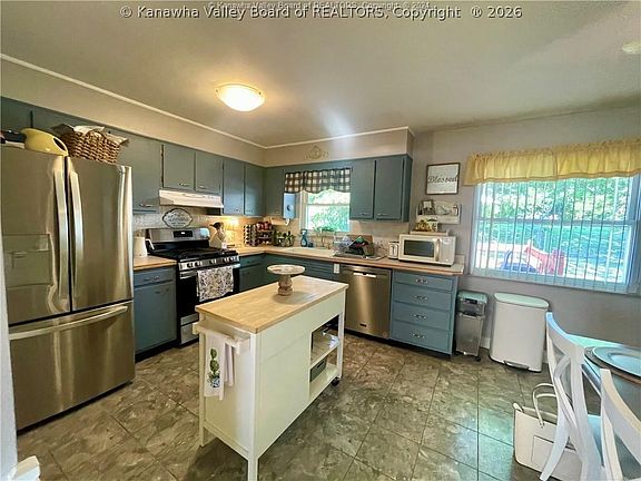 3rd image of 207 Edgewood Cir