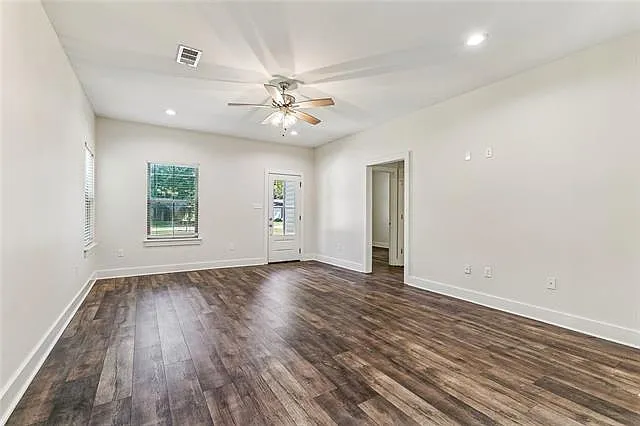 3 bed, 2.0 bath, 1324 sqft, $1,650 — Photo 3