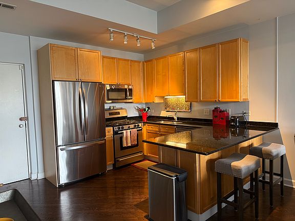 2nd image of 1601 W Altgeld St APT 3B