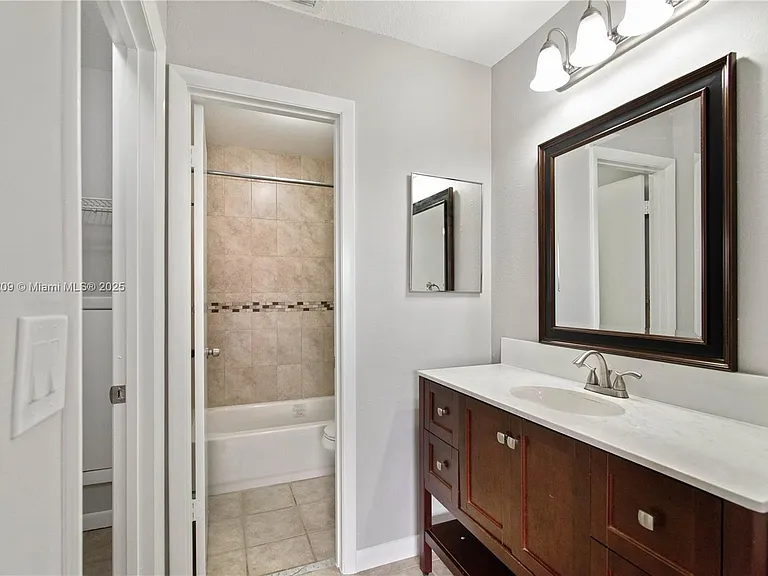 1197 Washington Cir #1197A — Photo 11