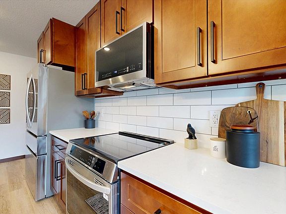 5th image of 18032 Walnut Cir