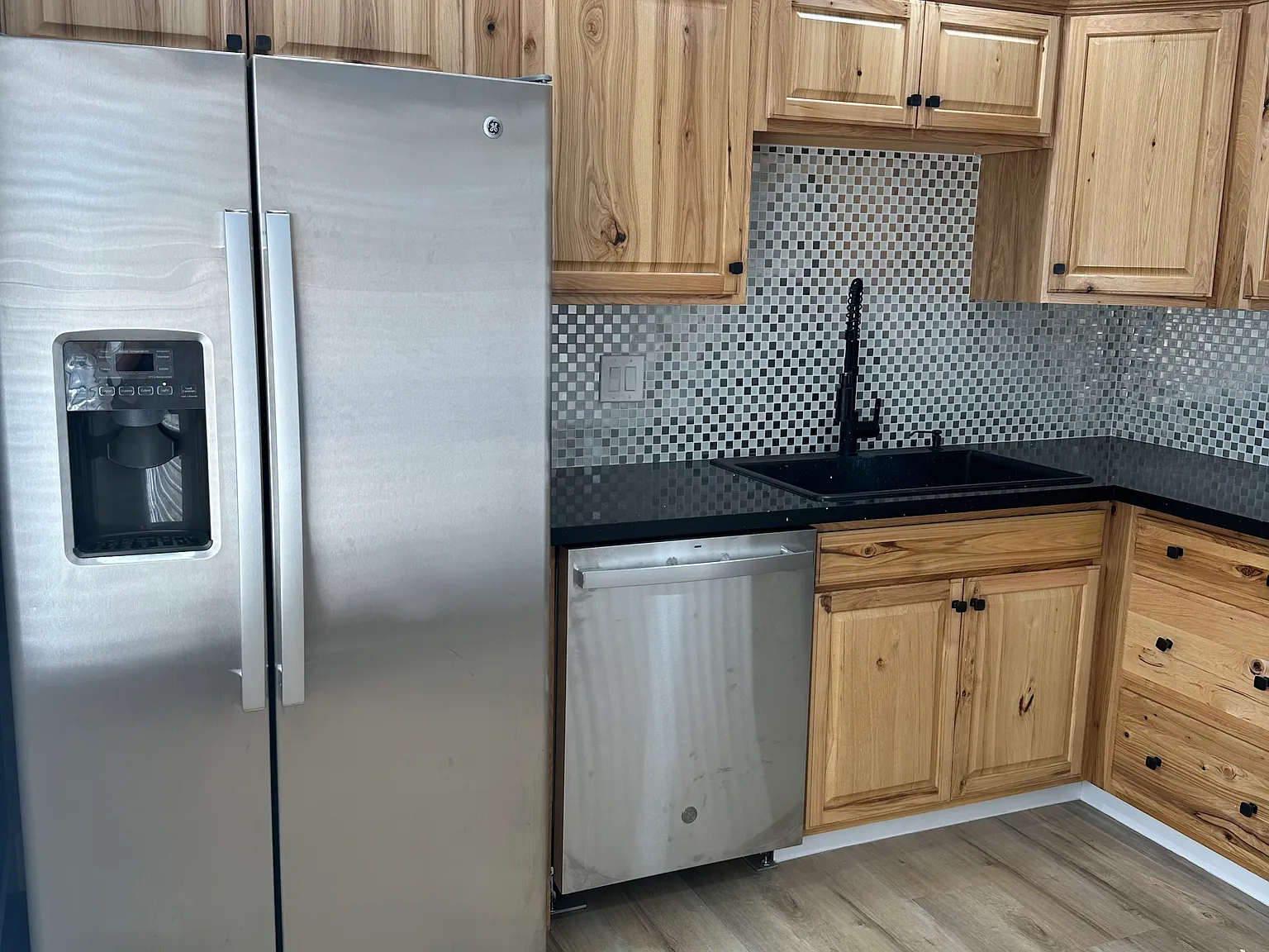 3 bed, 1024 sqft, $1,900 — Photo 2