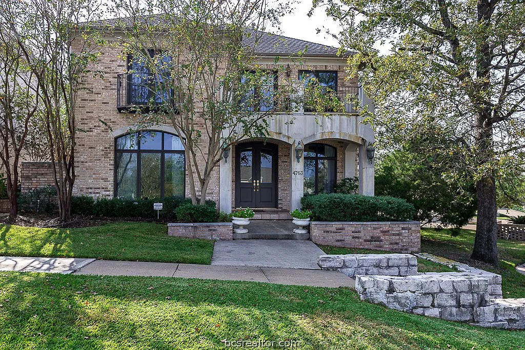 3 bed, 3.5 bath, 4319 sqft, $3,800 — Photo 1