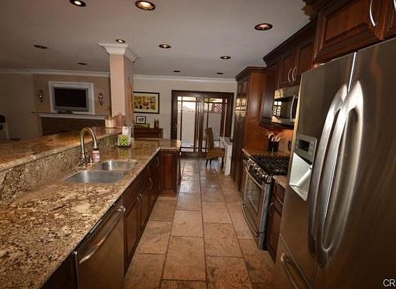 Full high end granite counters and breakfast bar.