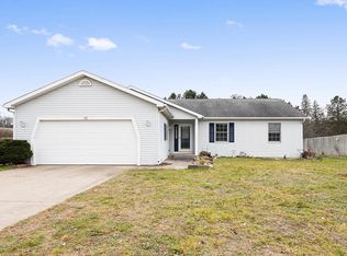 120 N Pointe Dr, Plainwell, MI 49080