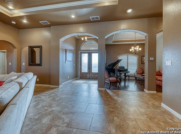 3rd image of 121 Bucks Ln