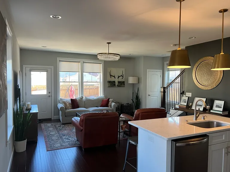 782 Bruck St — Photo 3