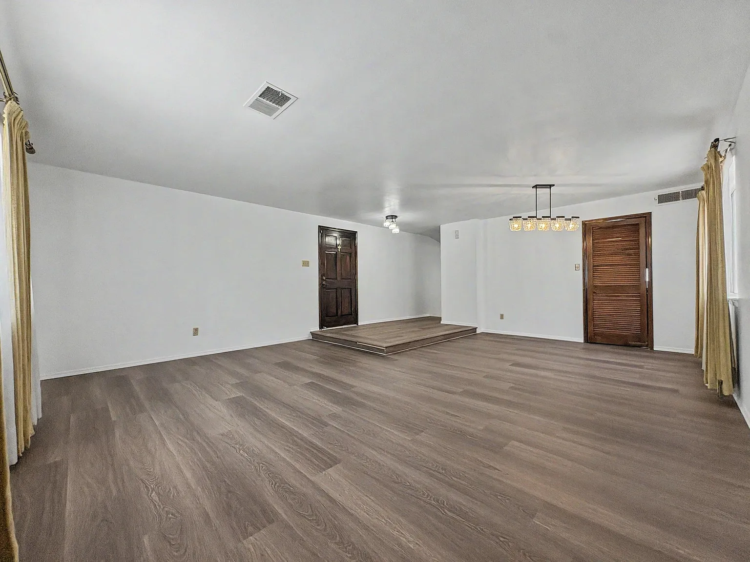 4 bed, 1956 sqft, $2,600 — Photo 2