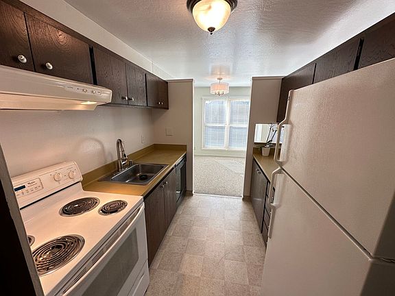 4th image of 2051 Ascot Dr #101
