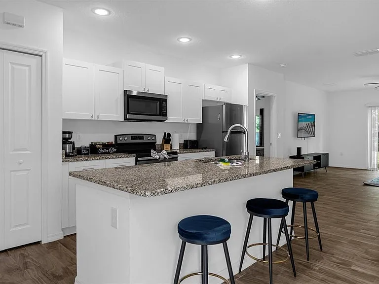 97 N Goldwyn Ave — Photo 3