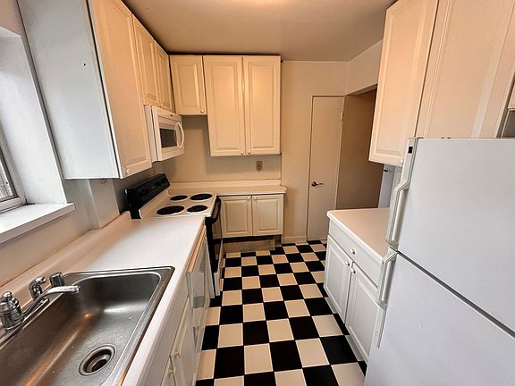 4th image of 1321 N Franklin Pl APT 6C