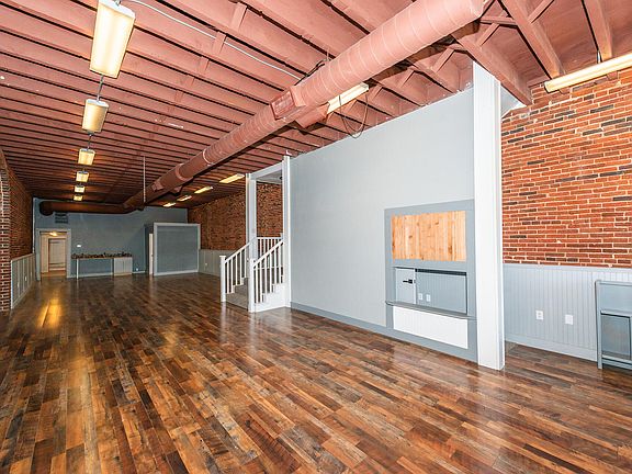 3rd image of 525 Main St