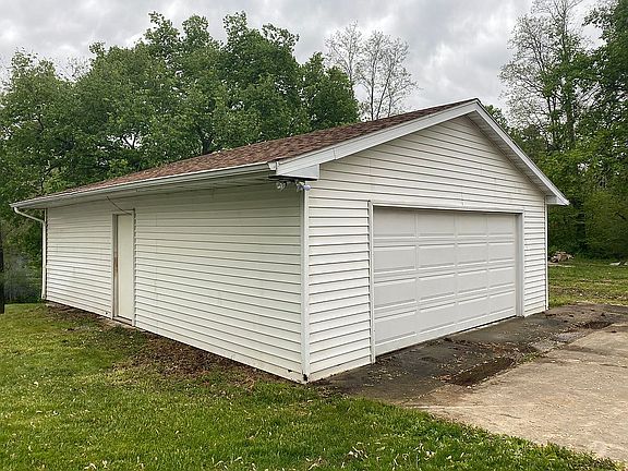 Great newer 2-car garage