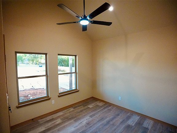 5th image of 320 Summit Dr