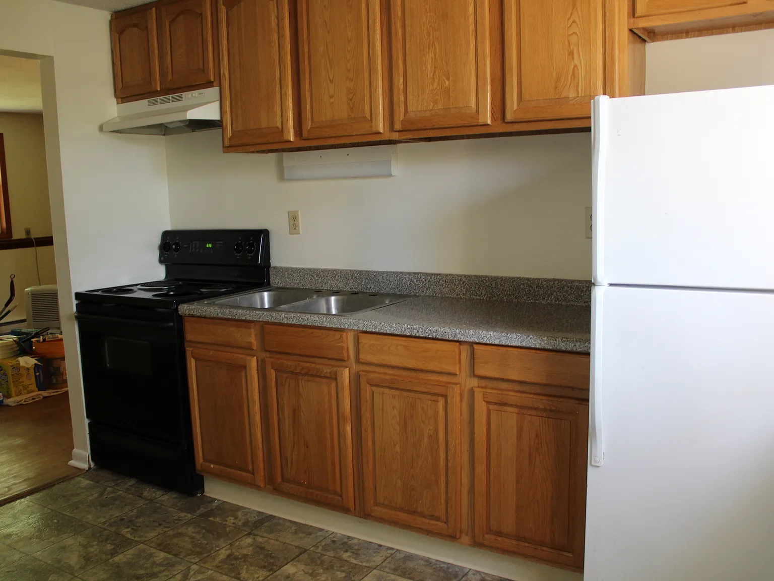 Modern two bedroom total electric apartment with eat-in kitchen. — Photo 2