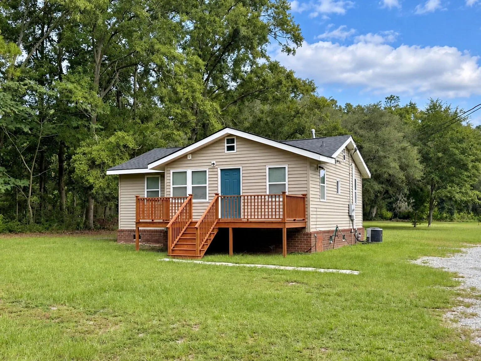 3 bed, 1.0 bath, 822 sqft, $1,800 — Photo 2