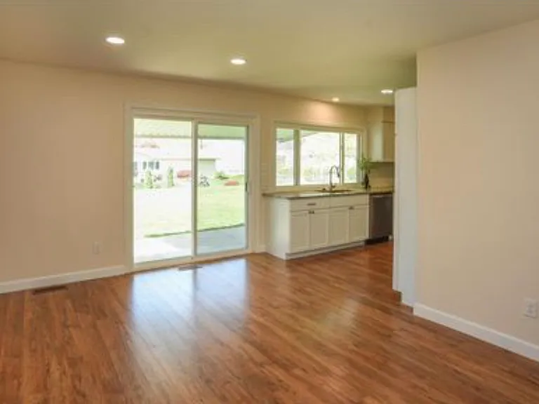 297 Village Creek Dr — Photo 4