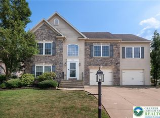 7716 Scenic View Dr, Macungie, PA 18062