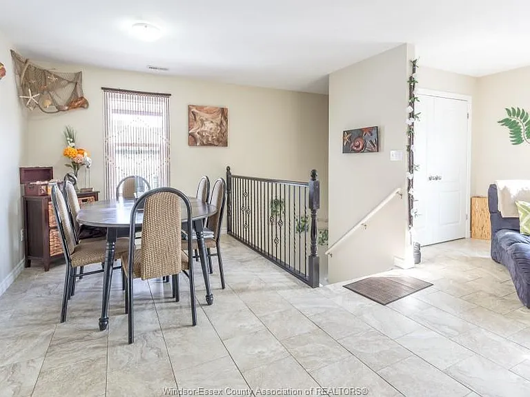 528 Chippawa St #1 — Photo 10