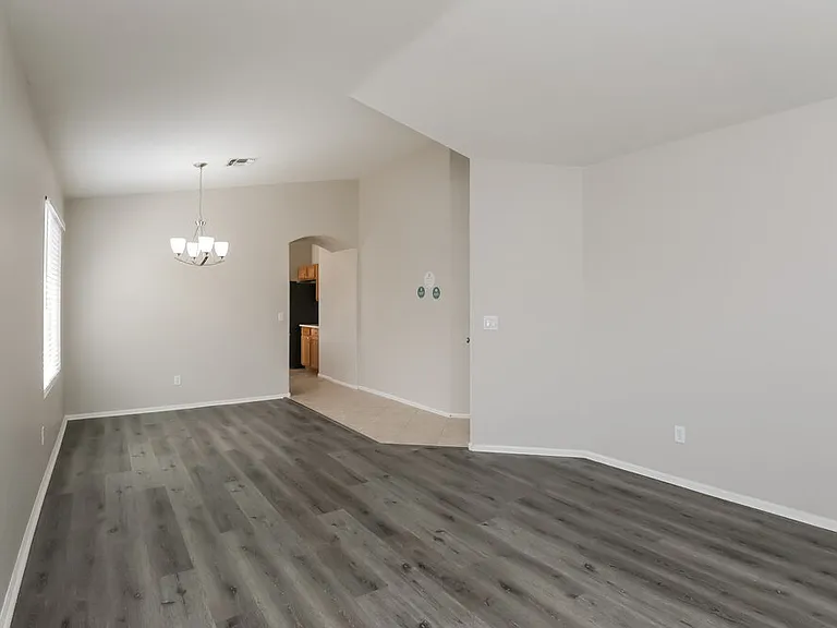 1427 E Vernoa St — Photo 8