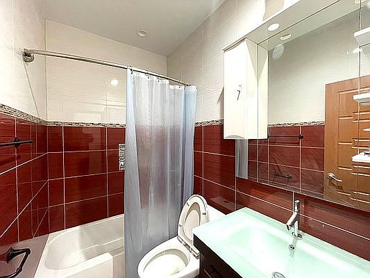 4th image of 1077 Dean St Ste 4