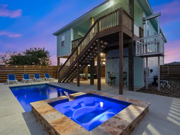 1004 S Church St, Rockport, TX 78382