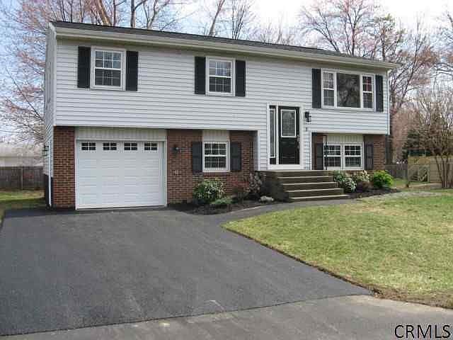 1st image of 8 Lois Ct