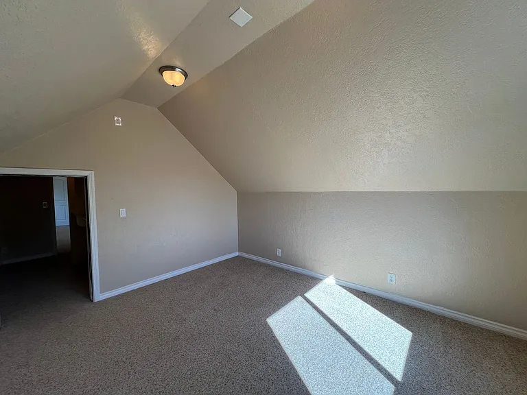 1592 Kingston Way — Photo 22