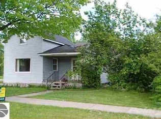 316 7th St, Frankfort, MI 49635
