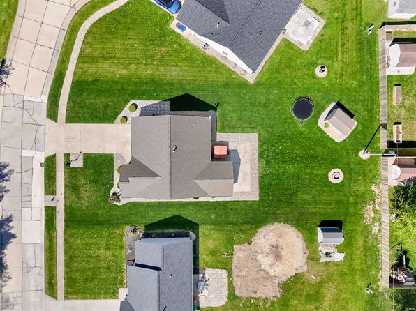 22117 Maple Ct, Woodburn, IN 46797