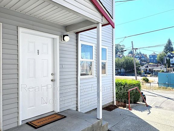 3rd image of 3208 Hoyt Ave #1