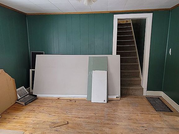 5th image of 424 Balsam St