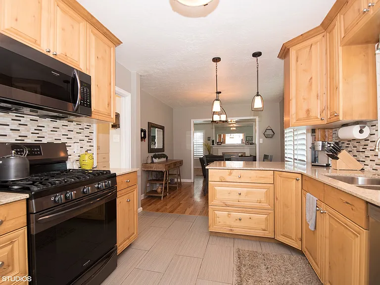 652 E Locust St — Photo 20