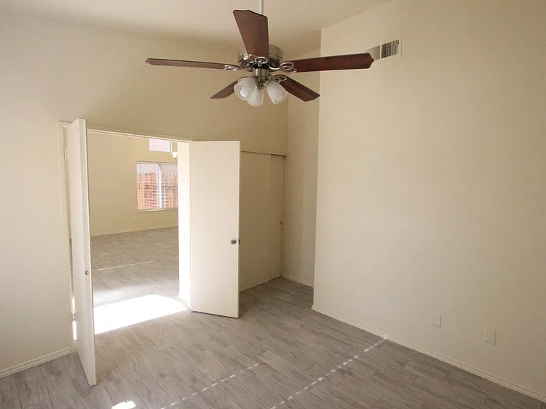 1104 Sand Creek Dr — Photo 9