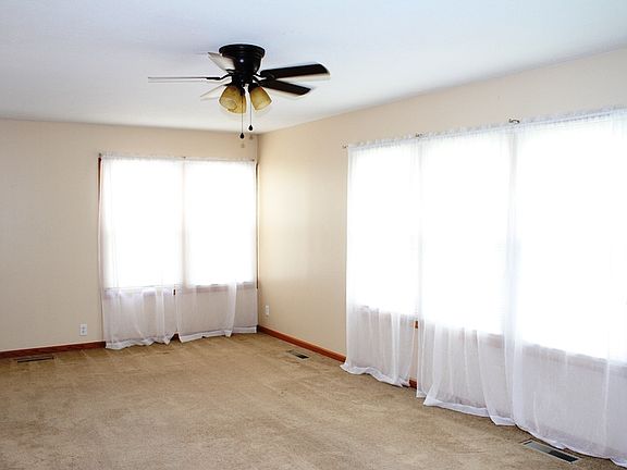 5th image of 2704 Davis Dr