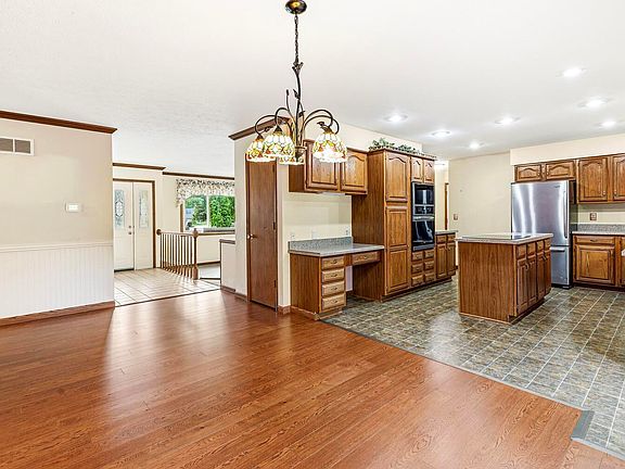 4th image of 2615 Belknap Ln