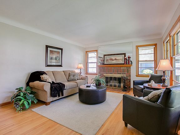 4th image of 908 Idaho Ave W