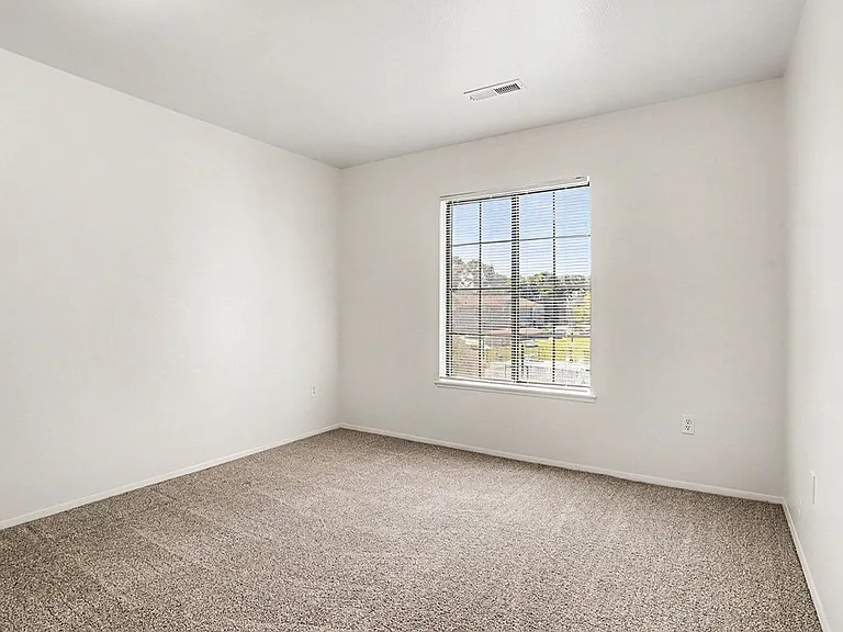 Emerald Park Apartments — Photo 52