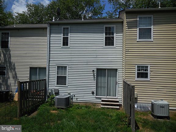 3rd image of 19 Cross Laurel Ct