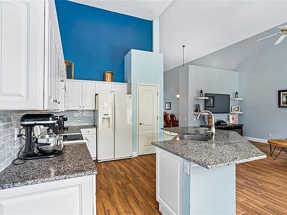 5th image of 9415 Willow Cove Ct