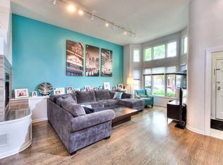 1025 W Wolfram St #2, Chicago, IL 60657